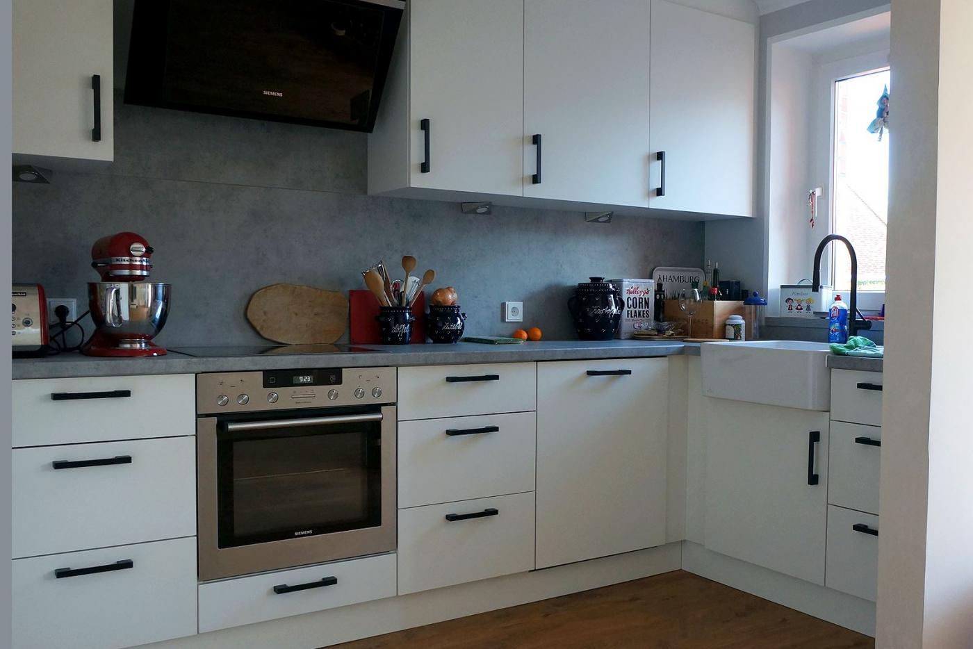 Moderne Einbauküche in weiß mit Einbauherd und Dunstabzugshaube