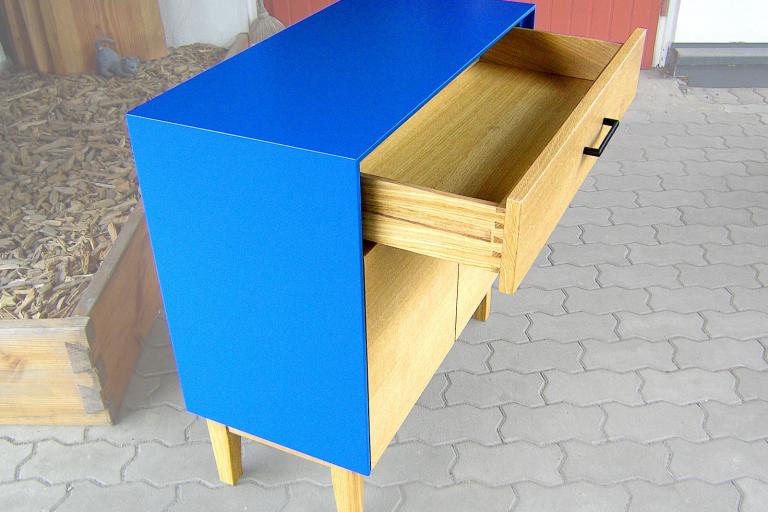 Blaue Konsole mit Naturholz-Schublade und Türen