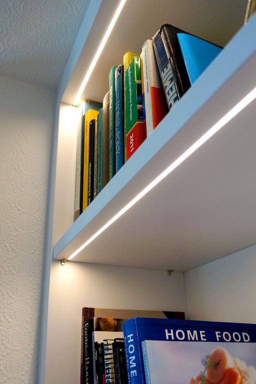Weißes Bücherregal mit LED-Beleuchtung
