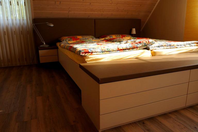 Doppelbett aus Massivholz mit Schubladen und Nachtschränken