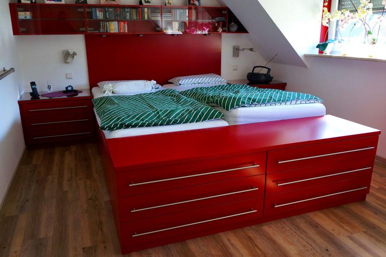 Rot lackiertes Bett mit passenden Nachtschränken, Kommoden und Regal