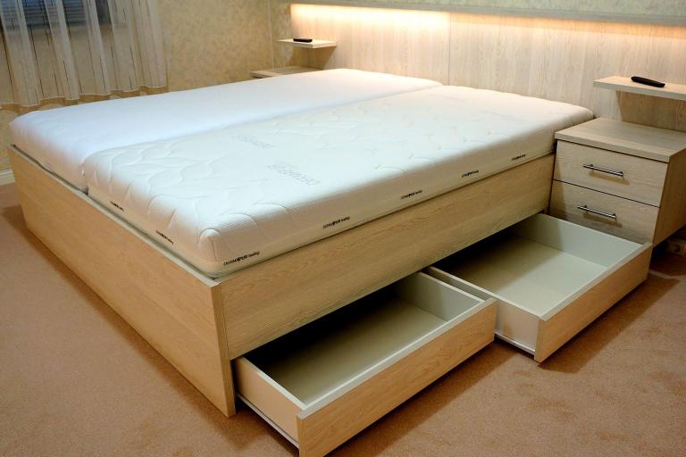 Doppelbett mit Schubkästen, Nachtschränken und Kopfteil mit LED-Beleuchtung