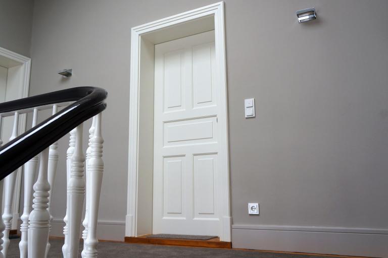 Zimmertür im Landhaus-Stil, weiß lackiert