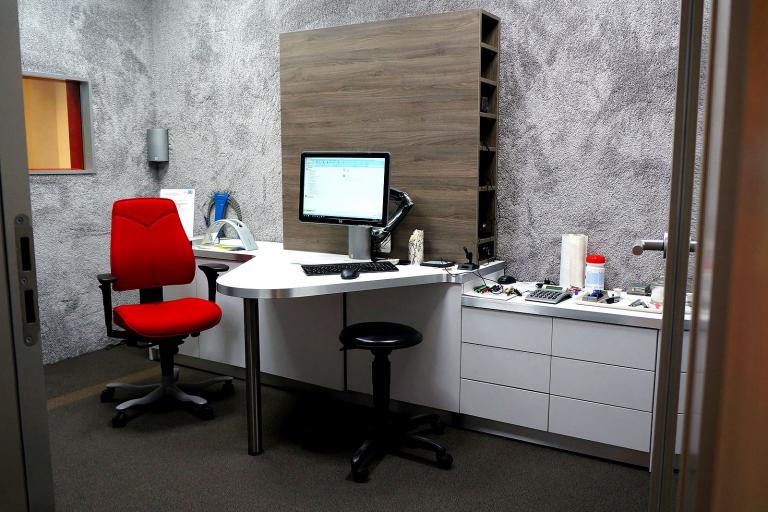 Beratungsraum mit Schreibtisch, Regal und Lowboards