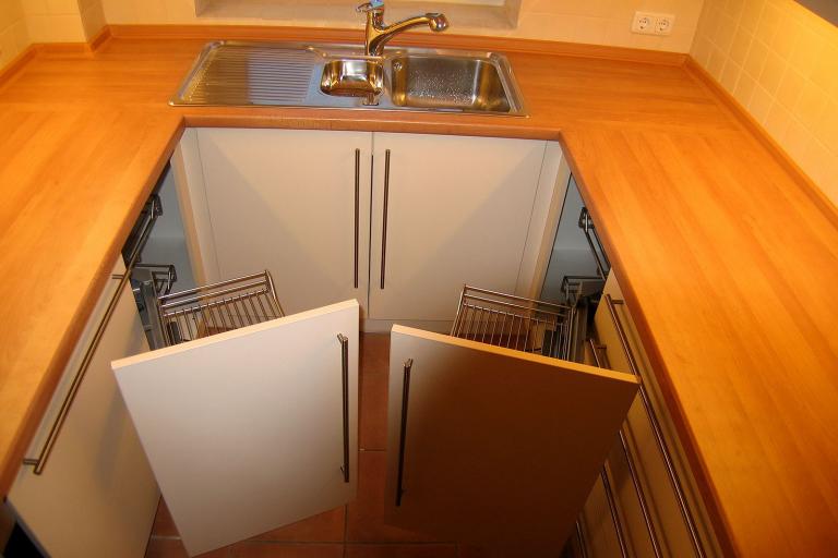 Schmale Küche mit beidseitigen Arbeitsplatten und viel Stauraum