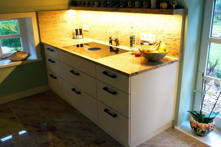 Einbauküche mit Induktionsherd und vielen Schubladen