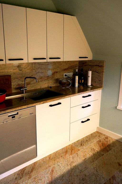 Einbauküche mit Hängeschränken und Geschirrspüler