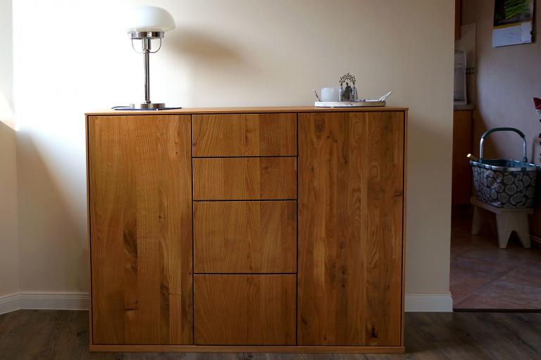 Kommode mit zwei Türen und vier Schubladen in geöltem Naturholz