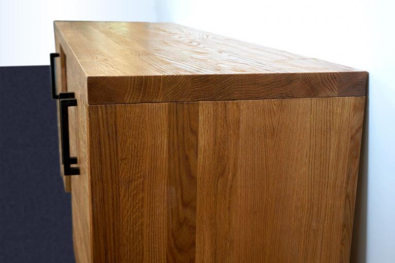 Seitenansicht eines Sideboards aus massivem Holz