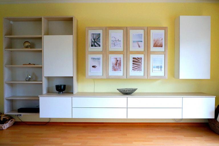 Echtholz-Wohnwand mit Lowboard, Regalen und Hängevitrine mit weißen Fronten