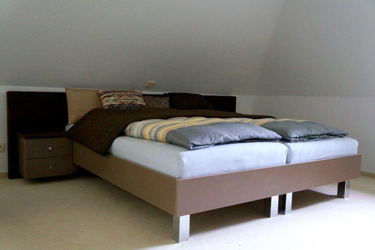 Lackiertes Doppelbett mit Nachtschränken