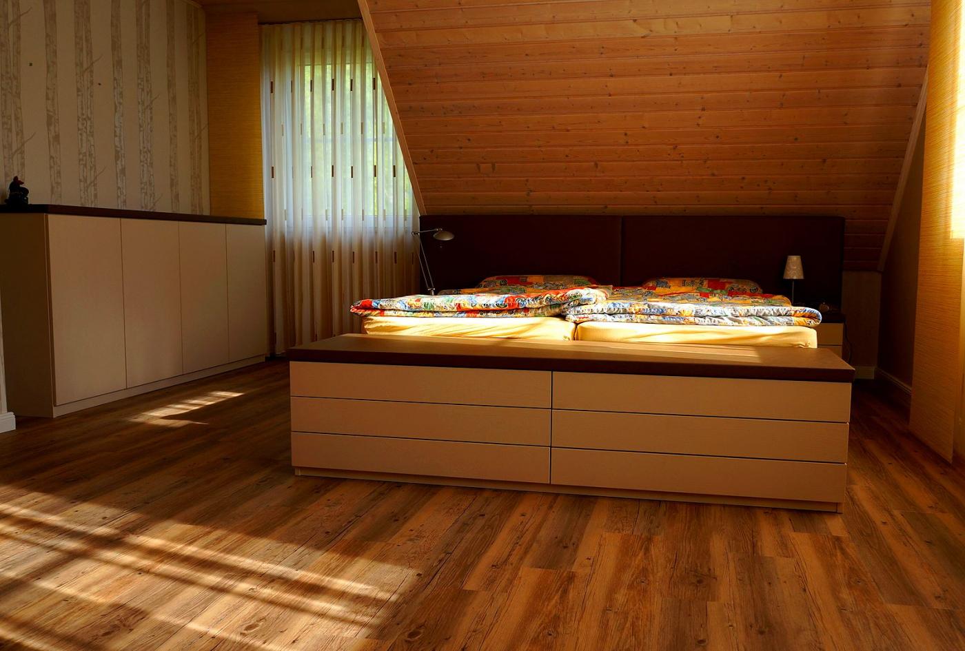 Bett und Schlafzimmer-Kommode aus zweifarbigem Massivholz
