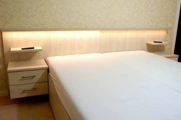 Bett mit Nachtschränkchen und Kopfteil mit LED-Beleuchtung