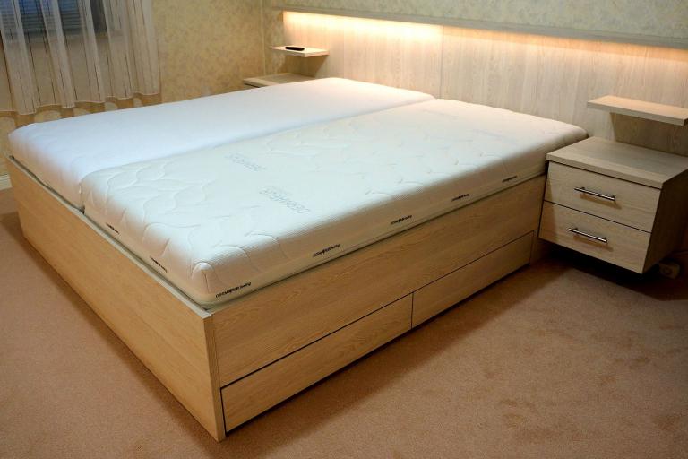 Massivholz-Doppelbett mit LED-beleuchtetem Kopfteil und Nachtschränken