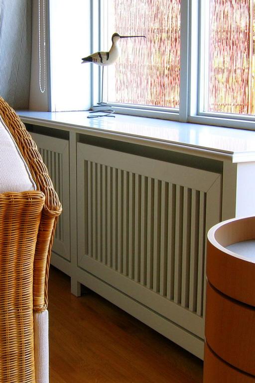 Heizkörper-Verkleidung in Ausführung als Fensterbank mit doppeltem Gitter