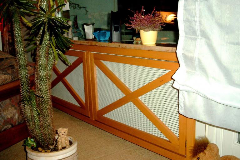 Heizkörperverkleidung mit weißem Gitter und Naturholz-Look