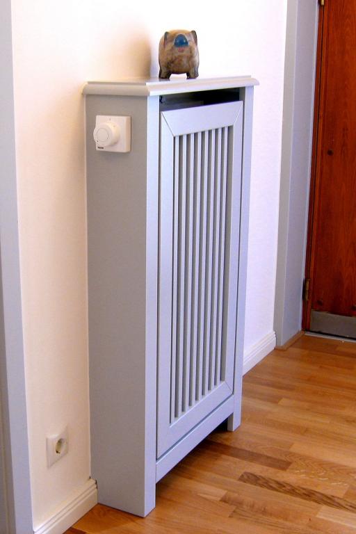 Heizkörper verkleidet mit äußerem Thermostat und Ablagefläche