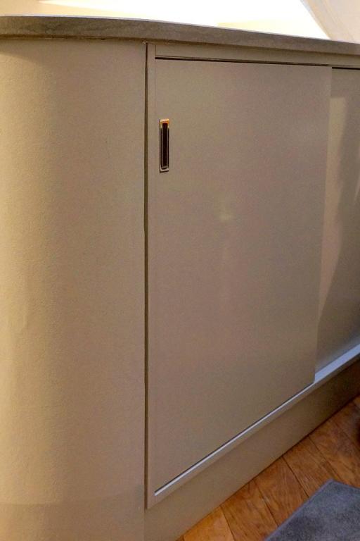 Verkleidung eines Treppengeländers mit praktischem Stauraum