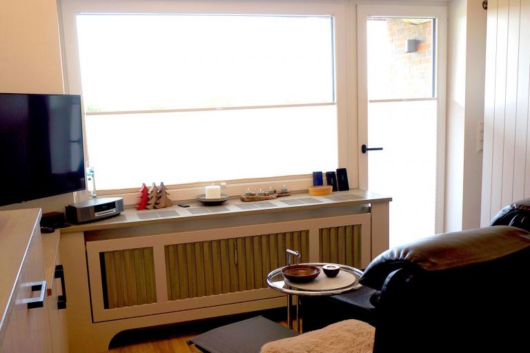 Durchsichtige Heizkörper-Verkleidung unter Fensterbank