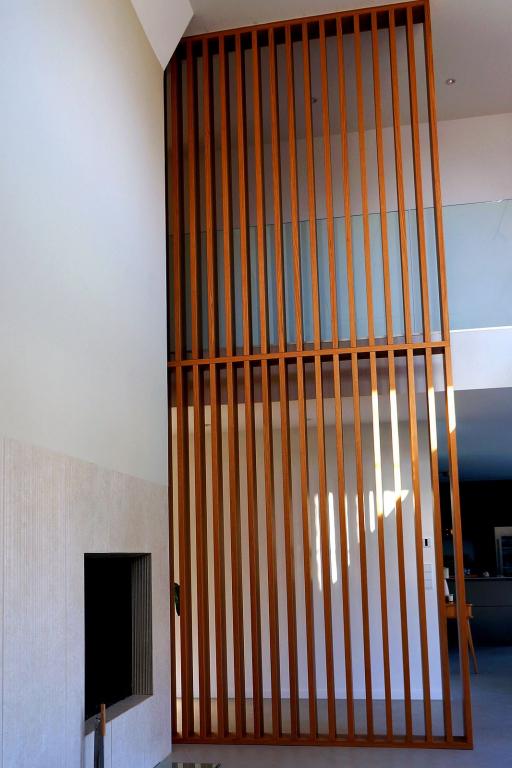 Raumtrenner in Naturholz-Optik