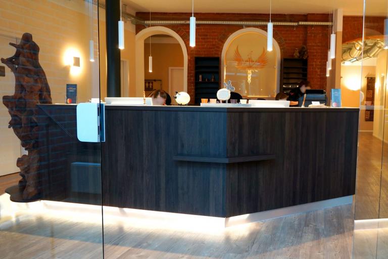 LED-beleuchteter Empfangstresen einer Arztpraxis mit Holzboden