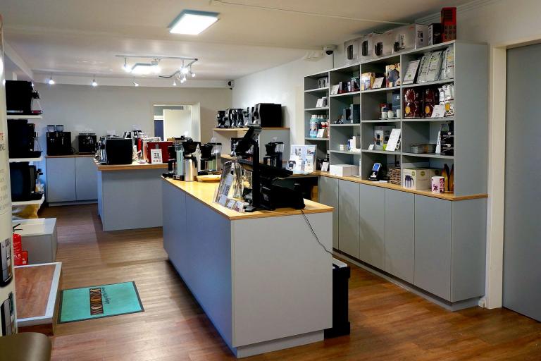 Präsentationstische und Regale für Produkte als Ladeneinrichtung