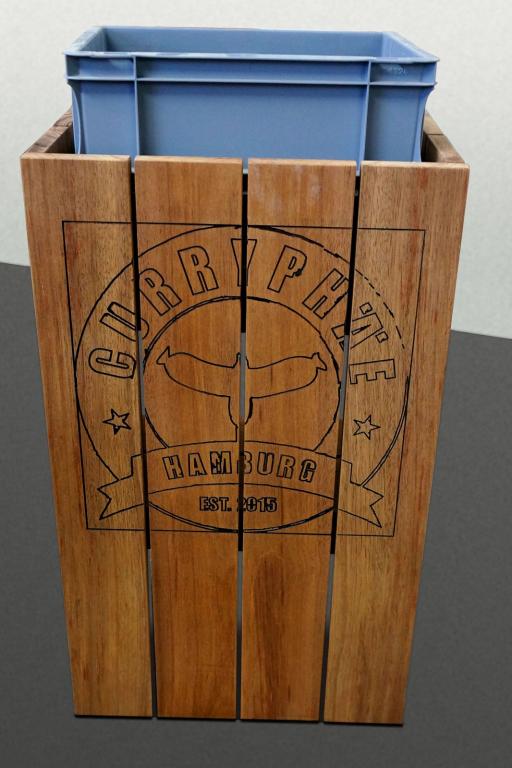 Rustikaler Container mit Markenlogo für Abfalleimer