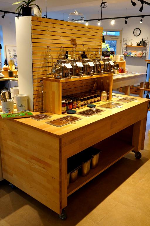 Nachhaltige Produkttheke auf Rollen für Lebensmittel zum Selbstmischen