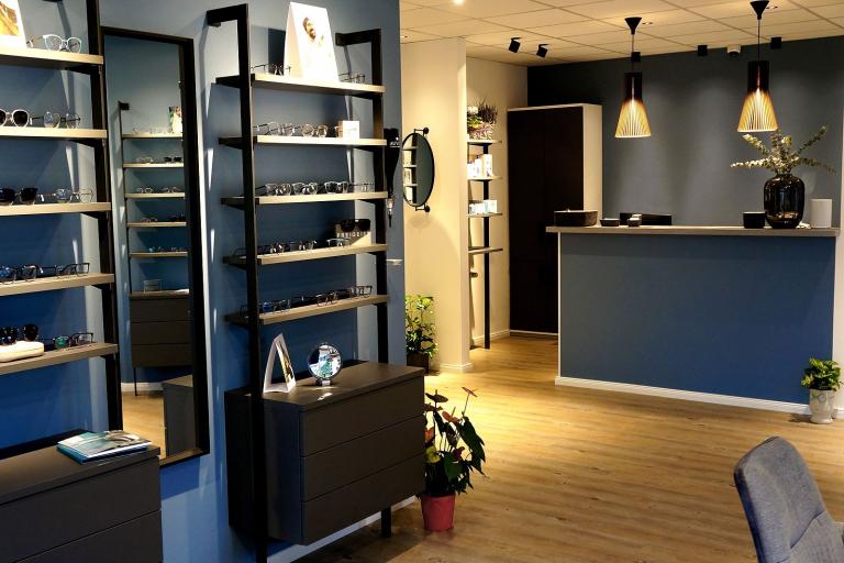 Produktregale mit Unterschränken, Spiegel und Empfangstresen