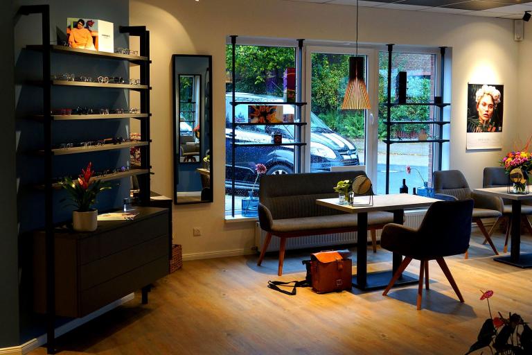 Beratungstisch, Stühle und elegante Produktregale für optimale Präsentationsfläche