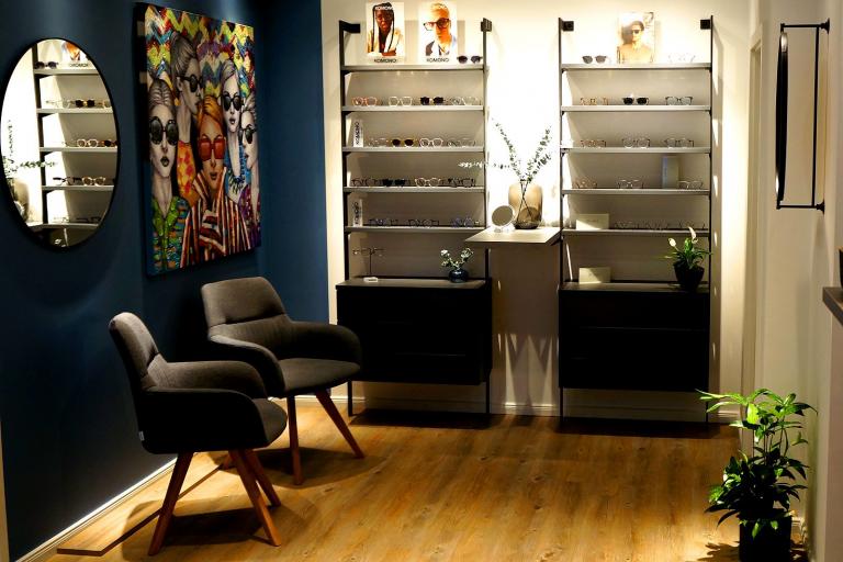 Wartebereich mit Produktregalen