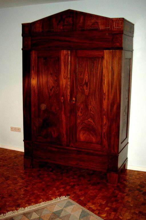 Massiver Kleiderschrank nach Restaurierung